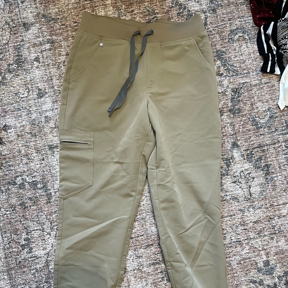 Figs High Waisted Zamora Joggers in Khaki/Tan Small Petite